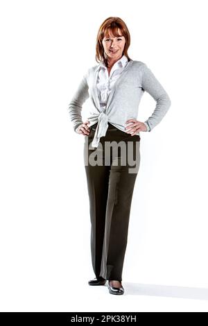 Collègues d'affaires : femme confiante. Portrait complet d'une femme d'affaires amicale isolée sur blanc. À partir d'une série d'images associées. Banque D'Images