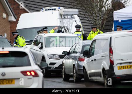 Glasgow, Écosse, Royaume-Uni. 5th avril 2023. PHOTO : raid de la police dans la maison de Peter Murrell, mari de Nicola Sturgeon et ancien PDG du Parti national écossais (SNP), arrêté à la suite d'une enquête de financement du SNP. Une présence policière est visible à l'extérieur et dans le jardin arrière, ainsi que de grands fourgons stationnés dans la voie de conduite et un bus et une tente blanche qui a été érigée dans le jardin avant pendant que la police effectue des enquêtes. Crédit : Colin Fisher/Alay Live News Banque D'Images