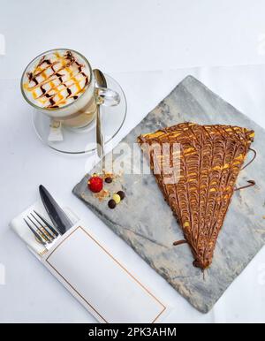 Douce chaude blinis ou des crêpes de raccords de chocolate isolated on white Banque D'Images