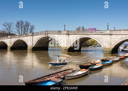 Des bateaux à rames amarrés à côté du pont Richmond, un pont en pierre datant de 18th ans traversant la Tamise à Richmond-upon-Thames, Londres, Angleterre, Royaume-Uni Banque D'Images