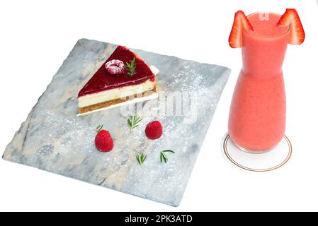 Cheesecake aux myrtilles avec jus de fraise sur fond blanc Banque D'Images