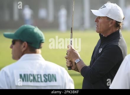 Augusta, États-Unis. 05th avril 2023. Phil Mickelson se réchauffe lors d'une séance d'entraînement au tournoi de Masters au club de golf national d'Augusta, Géorgie, mercredi, 5 avril 2023. Photo de Bob Strong/UPI crédit: UPI/Alay Live News Banque D'Images