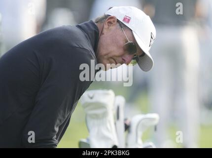 Augusta, États-Unis. 05th avril 2023. Phil Mickelson se réchauffe lors d'une séance d'entraînement au tournoi de Masters au club de golf national d'Augusta, Géorgie, mercredi, 5 avril 2023. Photo de Bob Strong/UPI crédit: UPI/Alay Live News Banque D'Images
