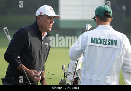 Augusta, États-Unis. 05th avril 2023. Phil Mickelson parle à son caddie et frère Tim Mickelson lors d'une séance d'entraînement au tournoi de Masters au club de golf national d'Augusta, Géorgie, mercredi, 5 avril 2023. Photo de Bob Strong/UPI crédit: UPI/Alay Live News Banque D'Images