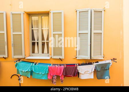 Vue cinématographique en français. Vieille rue européenne avec de grandes fenêtres à Nice France, petite ville vibe. Photo de haute qualité Banque D'Images