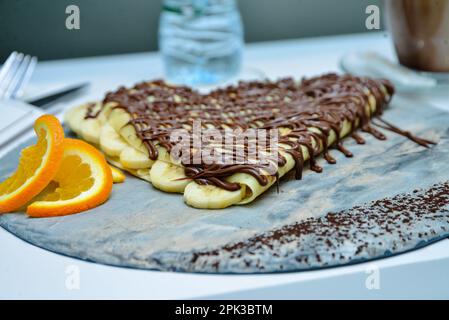 Douce chaude blinis ou des crêpes de raccords de chocolate isolated on white Banque D'Images