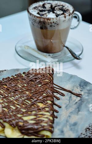 Douce chaude blinis ou des crêpes de raccords de chocolate isolated on white Banque D'Images