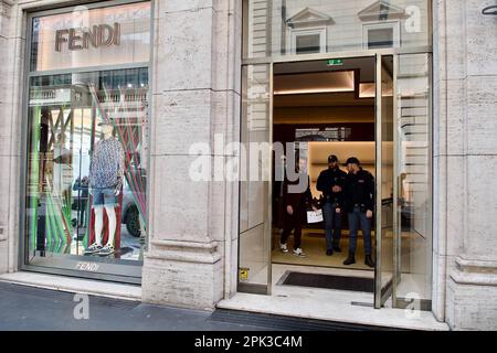 Rome, Italie, 05/04//2023, **PAS DE WEB ET DE JOURNAUX UNIQUEMENT POUR L'ITALIE** Rome, Fendi vol qualifié : 29 bagages volés pour un total de 219 mille euros Banque D'Images