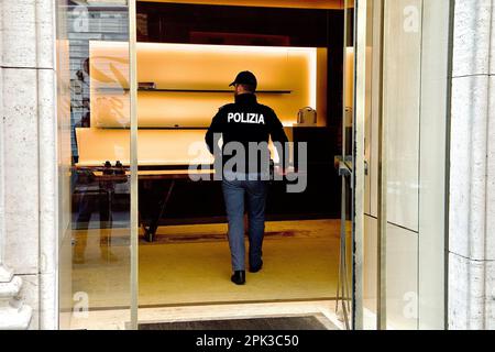 Rome, Italie, 05/04//2023, **PAS DE WEB ET DE JOURNAUX UNIQUEMENT POUR L'ITALIE** Rome, Fendi vol qualifié : 29 bagages volés pour un total de 219 mille euros Banque D'Images