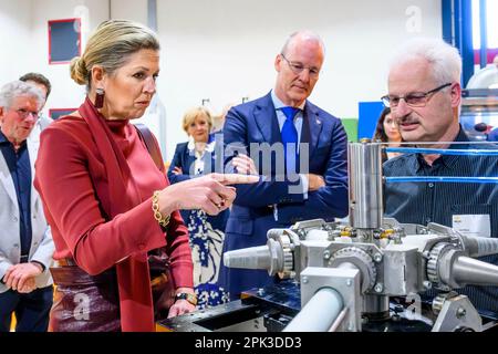 Raalte, pays-Bas, 05 avril 2023, Reine Maxima des pays-Bas au sein du groupe Maan à Raalte, on 05 avril 2023, pour une visite, la société s'est développée en un spécialiste dans le domaine du revêtement thermofusible, de la technologie de précision et des (bio)polymères. En 2022, le groupe Maan a remporté le prix King Willem I photo: Albert Nieboer/Netherlands OUT/point de vue OUT Banque D'Images