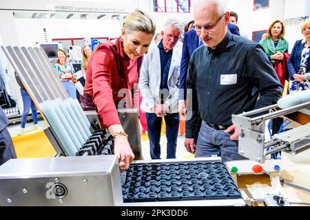Raalte, pays-Bas, 05 avril 2023, Reine Maxima des pays-Bas au sein du groupe Maan à Raalte, on 05 avril 2023, pour une visite, la société s'est développée en un spécialiste dans le domaine du revêtement thermofusible, de la technologie de précision et des (bio)polymères. En 2022, le groupe Maan a remporté le prix King Willem I photo: Albert Nieboer/Netherlands OUT/point de vue OUT Banque D'Images