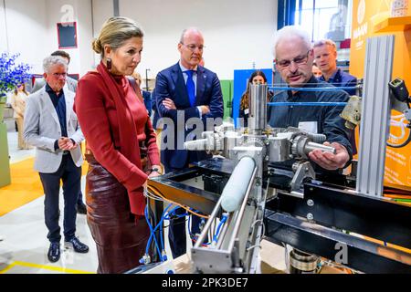 Raalte, pays-Bas, 05 avril 2023, Reine Maxima des pays-Bas au sein du groupe Maan à Raalte, on 05 avril 2023, pour une visite, la société s'est développée en un spécialiste dans le domaine du revêtement thermofusible, de la technologie de précision et des (bio)polymères. En 2022, le groupe Maan a remporté le prix King Willem I photo: Albert Nieboer/Netherlands OUT/point de vue OUT Banque D'Images