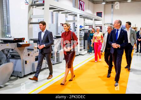 Raalte, pays-Bas, 05 avril 2023, Reine Maxima des pays-Bas au sein du groupe Maan à Raalte, on 05 avril 2023, pour une visite, la société s'est développée en un spécialiste dans le domaine du revêtement thermofusible, de la technologie de précision et des (bio)polymères. En 2022, le groupe Maan a remporté le prix King Willem I photo: Albert Nieboer/Netherlands OUT/point de vue OUT Banque D'Images