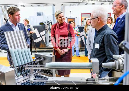 Raalte, pays-Bas, 05 avril 2023, Reine Maxima des pays-Bas au sein du groupe Maan à Raalte, on 05 avril 2023, pour une visite, la société s'est développée en un spécialiste dans le domaine du revêtement thermofusible, de la technologie de précision et des (bio)polymères. En 2022, le groupe Maan a remporté le prix King Willem I photo: Albert Nieboer/Netherlands OUT/point de vue OUT Banque D'Images