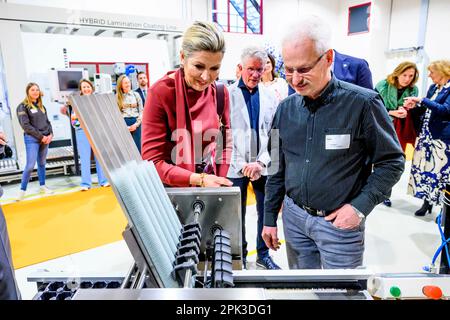 Raalte, pays-Bas, 05 avril 2023, Reine Maxima des pays-Bas au sein du groupe Maan à Raalte, on 05 avril 2023, pour une visite, la société s'est développée en un spécialiste dans le domaine du revêtement thermofusible, de la technologie de précision et des (bio)polymères. En 2022, le groupe Maan a remporté le prix King Willem I photo: Albert Nieboer/Netherlands OUT/point de vue OUT Banque D'Images