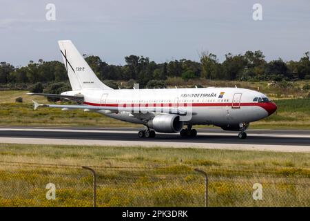 Airbus A310-304 de la Force aérienne espagnole (REG: T.22-2) revenant d'une visite officielle à Malte. Banque D'Images