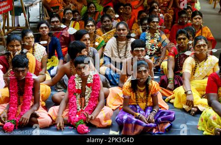 Panguni Uthiram est un festival des Hindous et un jour d'importance pour les Tamouls. Panguni Uthiram est un festival célèbre et très spécial pour les adeptes de Murugan, Ayyappa, Shiva et Vishnu. Il tombe le jour où la lune transite dans l'asterisme ou nakshatram d'Uthiram dans le douzième mois Panguni du calendrier tamoul. Les dévotés vus avec leur corps percé de tiges de métal participent à une procession à l'occasion du festival Panguni Uthiram à Chennai. Il est observé non seulement en Inde, mais aussi à Singapour, en Malaisie, etc Banque D'Images