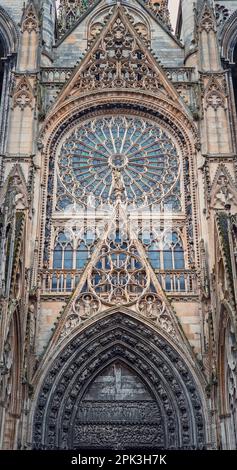 Détails architecturaux de la cathédrale notre Dame de Rouen en Normandie, France. Façade extérieure avec vue sur un monument présentant des styles du début du gothique à Banque D'Images