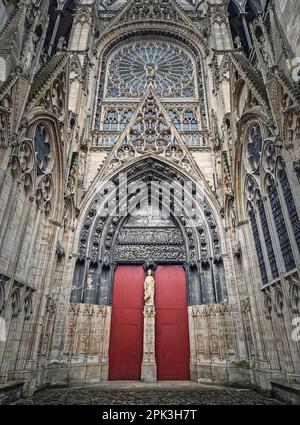 Porte d'entrée latérale de la cathédrale notre Dame de Rouen. Détails de la façade d'un monument architectural présentant des styles allant du gothique ancien au flamboyant tardif et à Rena Banque D'Images