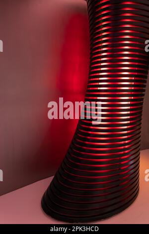 Rayures rouges illuminées sur une colonne moderne en Suisse. Banque D'Images