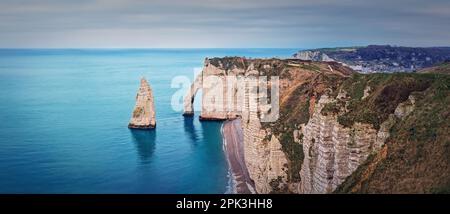 Vue panoramique sur le célèbre rocher de l'aiguille d'Etretat en Normandie, France. Falaises calcaires falaise d'aval lavée par les eaux du chenal de la Manche. Beautif Banque D'Images