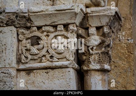 Détail d'une capitale sculptée dans le monastère de Pedralbes (Barcelone, Catalogne, Espagne) ESP: Detalle d'un capitel esculpido en el Monasterio Pedralbes Banque D'Images