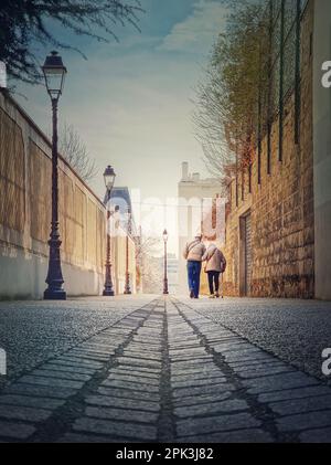 Couple senior marchant ensemble à l'extérieur. Mode de vie sain, concept d'amour des aînés. Bonne vieille paire de promenades sur l'allée de la ville à Asnieres sur Seine, a Pa Banque D'Images