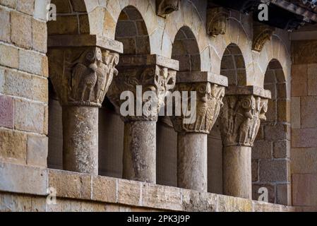 Détail d'une capitale sculptée dans le monastère de Pedralbes (Barcelone, Catalogne, Espagne) ESP: Detalle d'un capitel en el Monasterio de Pedralbes España Banque D'Images