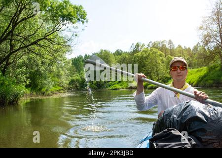 Excursion en kayak en famille. Bateau à rames père et fille sur la rivière, une randonnée dans l'eau, une aventure d'été. Tourisme écologique et extrême, actif et santé Banque D'Images