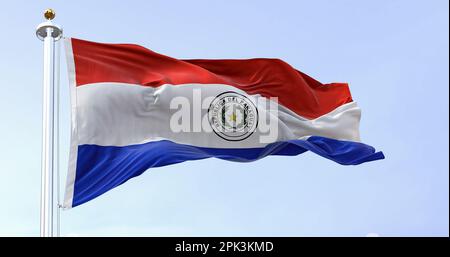 Le drapeau national du Paraguay agitant dans le vent un jour clair. bandes horizontales de rouge, blanc et bleu avec un emblème centré dans la bande blanche. 3 Banque D'Images
