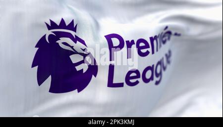 Londres, Royaume-Uni, avril 2023 : gros plan du drapeau de la Premier League agitant dans le vent. La Premier League est le premier niveau du système de ligue de football anglais. Banque D'Images