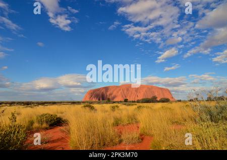 Uluru (Ayers Rock) est un monolithe géant de grès rouge situé dans le Centre rouge d'Australie Banque D'Images