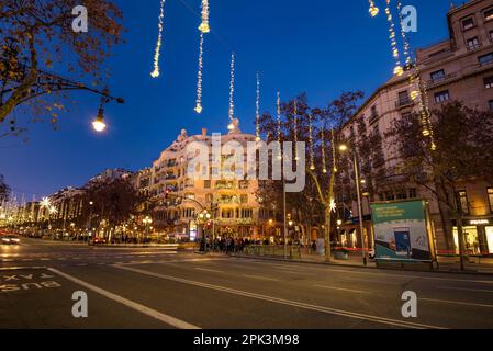 La Pedrera (Casa Milà), sur le Passeig de Gracia à l'heure bleue et la nuit avec éclairage spécial de Noël (Barcelone, Catalogne, Espagne) Banque D'Images