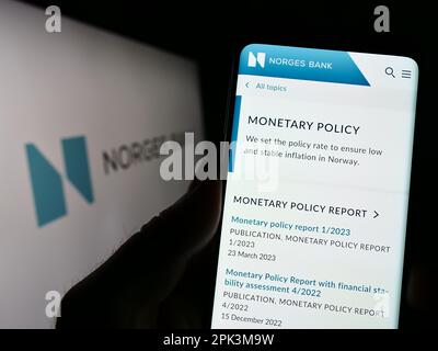 Personne tenant un téléphone portable avec la page web de la banque centrale norvégienne Norges Bank à l'écran devant le logo. Concentrez-vous sur le centre de l'écran du téléphone. Banque D'Images