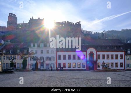 Heidelberg, Bade-Wurtemberg, Allemagne - 22 février 2023 : place Karlsplatz avec vue sur le château de Heidelberg. Banque D'Images