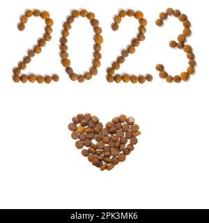 Calendrier 2023 de nourriture sèche pour animaux et forme de coeur à partir de granules croustillants sur fond blanc. Nutrition thérapeutique diététique pour chiens et chats. Favori Banque D'Images