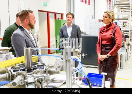 Queen Maxima des pays-Bas au sein du groupe Maan à Raalte, on 05 avril 2023, pour une visite, la société s'est développée en un spécialiste dans le domaine du revêtement thermofusible, de la technologie de précision et des (bio)polymères. En 2022, le groupe Maan a remporté le prix King Willem I photo: Albert Nieboer/Netherlands OUT/point de vue OUT Banque D'Images