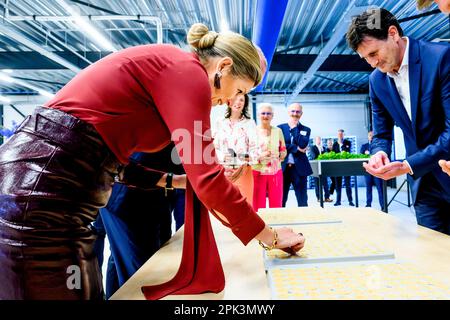 Queen Maxima des pays-Bas au sein du groupe Maan à Raalte, on 05 avril 2023, pour une visite, la société s'est développée en un spécialiste dans le domaine du revêtement thermofusible, de la technologie de précision et des (bio)polymères. En 2022, le groupe Maan a remporté le prix King Willem I photo: Albert Nieboer/Netherlands OUT/point de vue OUT Banque D'Images