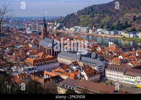 Vue panoramique depuis les ruines du château de Heidelberg sur la vieille ville historique et le fleuve Neckar, Heidelberg, Bade-Wurtemberg, Allemagne, Europe. Banque D'Images