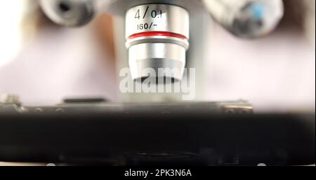 Gros plan du microscope pour les échantillons de test de biologie chimique en laboratoire Banque D'Images