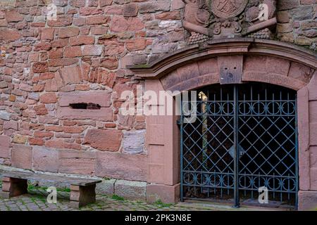 Grille de fer historique dans un mur ouvrant sur la voie de Burgweg menant au château de Heidelberg, Heidelberg, Bade-Wurtemberg, Allemagne, Europe. Banque D'Images