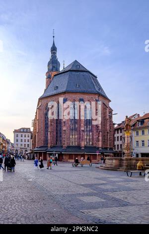 Heidelberg, Bade-Wurtemberg, Allemagne - 22 février 2023 : scène animée sur la place du marché et église du Saint-Esprit. Banque D'Images