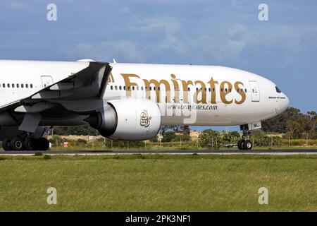 Emirates Boeing 777-31H-ER (REG: A6-ENL) se préparant au décollage de la piste 31. Banque D'Images