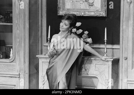 Archives 80ies: L'actrice française Corinne le Poulain agit dans une pièce de théâtre 'Topaze', au théâtre Celestins, Lyon (Centre-est de la France), 1985 Banque D'Images
