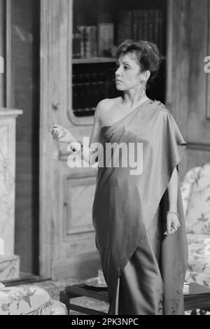 Archives 80ies: L'actrice française Corinne le Poulain agit dans une pièce de théâtre 'Topaze', au théâtre Celestins, Lyon (Centre-est de la France), 1985 Banque D'Images