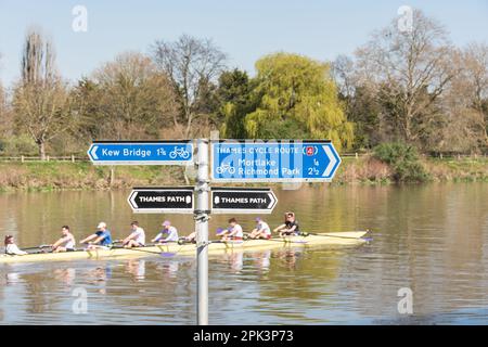 Une signalisation directionnelle de Thames Path en huit temps sur le chemin de halage à Mortlake, Londres, Angleterre, Royaume-Uni Banque D'Images