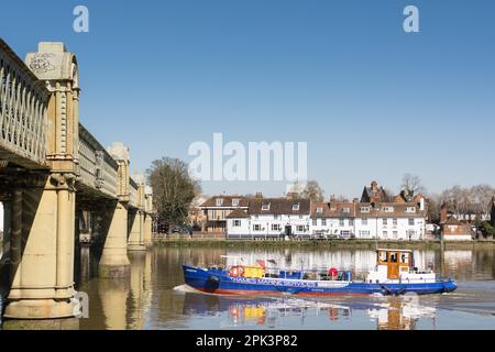 Un bateau Thames Marine Services passant par la maison publique de Bull Head et le pont ferroviaire de Kew sur la Tamise à Strand-on-the-Green, Chiswick, Londres Banque D'Images