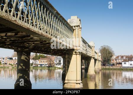 Le Kew Railway Bridge de W. R. Galbraith enjambant la Tamise à Strand-on-the-Green, Chiswick, Londres, Royaume-Uni Banque D'Images