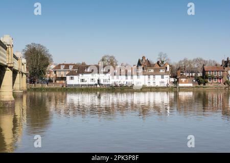 La maison publique de Bull Head et le pont ferroviaire Kew de W. R. Galbraith enjambant la Tamise à Strand-on-the-Green, Chiswick, Londres Banque D'Images