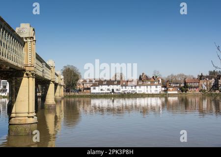 La maison publique de Bull Head et le pont ferroviaire Kew de W. R. Galbraith enjambant la Tamise à Strand-on-the-Green, Chiswick, Londres Banque D'Images